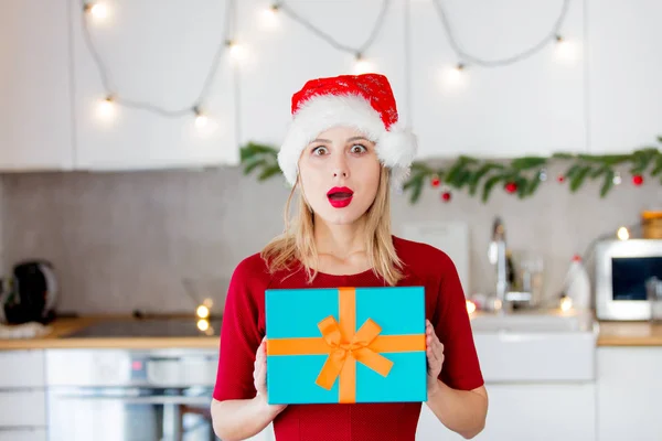 Menina branca bonita com caixas de presente de Natal — Fotografia de Stock