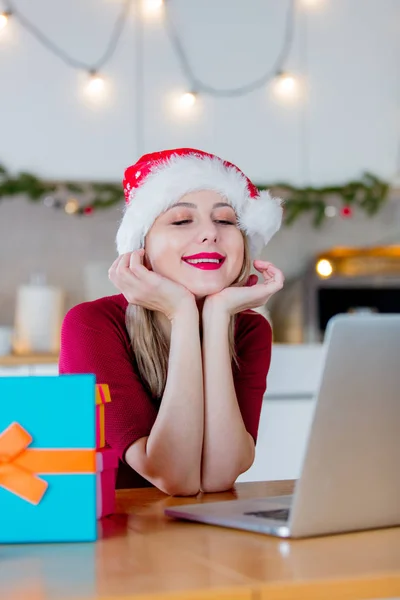 Ragazza con scatole regalo e computer portatile ordinare qualcosa — Foto Stock