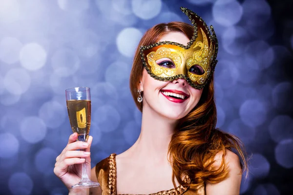 Chica en vestido de oro y máscara mantener vaso de bebida —  Fotos de Stock