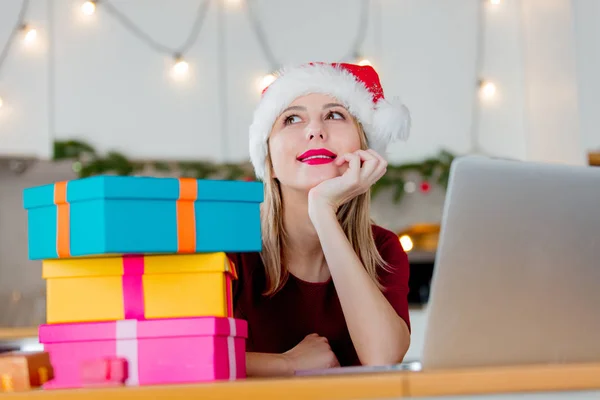 Meisje met een geschenk dozen en laptopcomputer iets bestellen — Stockfoto