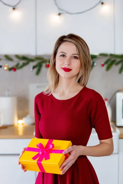 Menina branca segurando uma caixa de presente para o Natal — Fotografia de Stock