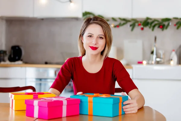 Dziewczyna z Boże Narodzenie prezenty w kuchni — Zdjęcie stockowe