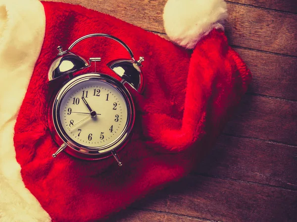 Relógio de alarme de metal com sino no chapéu de Papai Noel — Fotografia de Stock