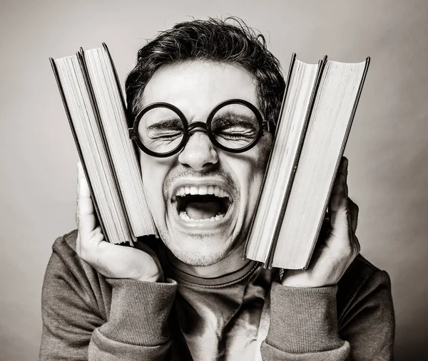 Crazy cry student med böcker. — Stockfoto