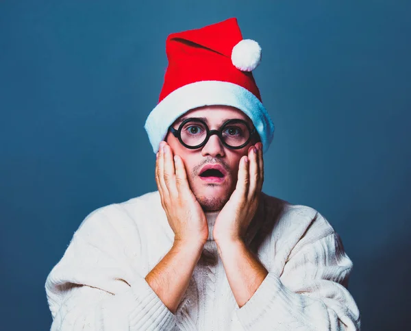 Lustiger Mann Mit Roter Weihnachtsmütze Und Weißem Pullover Und Brille — Stockfoto