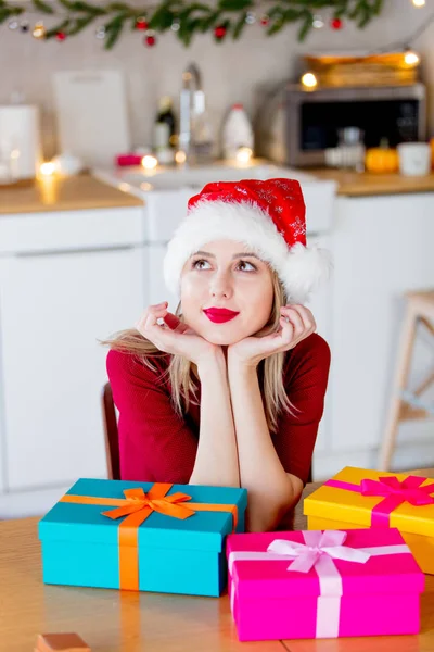Lány karácsonyi kalap díszdobozok — Stock Fotó