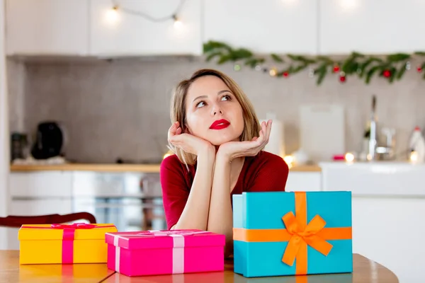 Chica con regalos de Navidad en la cocina —  Fotos de Stock