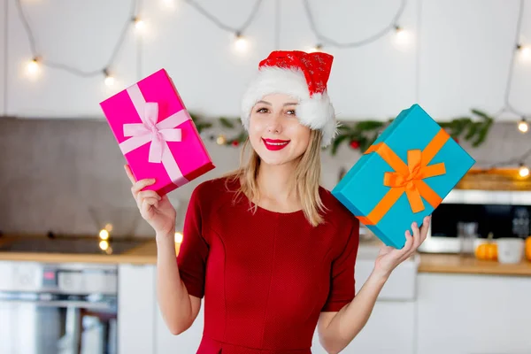 Hermosa chica blanca con cajas de regalo de Navidad —  Fotos de Stock