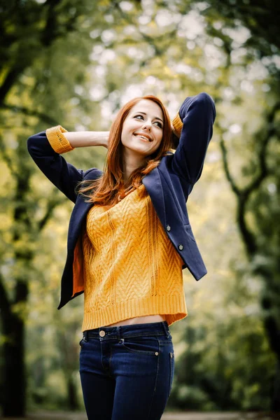 Menina ruiva no parque — Fotografia de Stock