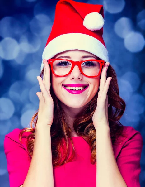 Kız kırmızı elbise ve Noel şapka — Stok fotoğraf