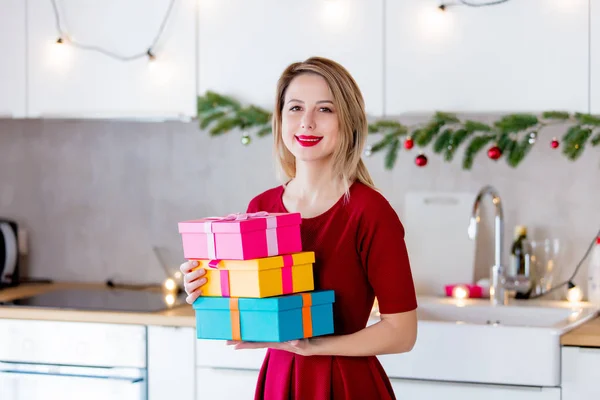Niña sosteniendo una caja de regalo para Navidad —  Fotos de Stock