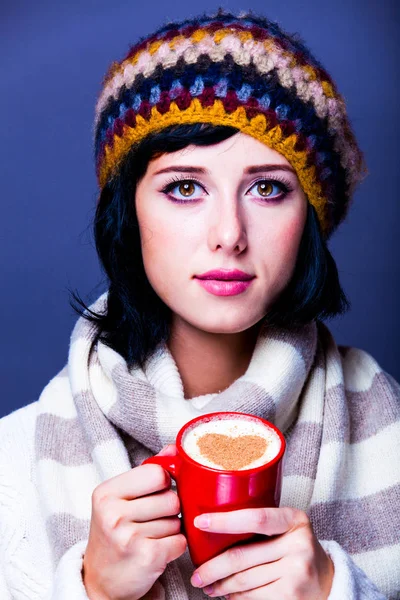 Chica en boina y bufanda sosteniendo taza de café — Foto de Stock