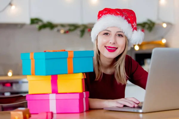 Mooi Wit Meisje Met Een Geschenk Dozen Laptopcomputer Iets Bestellen — Stockfoto