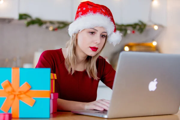 Chica con cajas de regalo y computadora portátil pedir algo — Foto de Stock