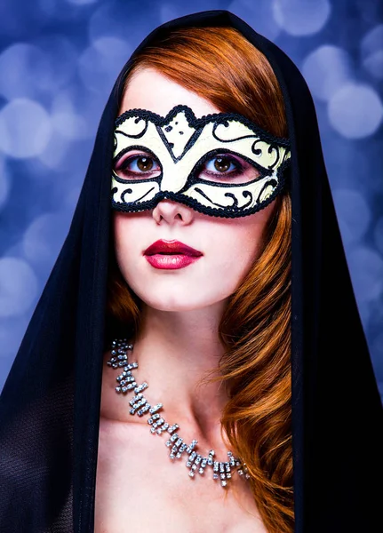 Tarzı Kızıl saçlı kız karanlık elbise ve maske — Stok fotoğraf