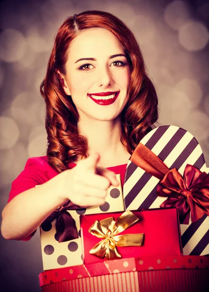 Mujer en vestido rojo con caja de regalo de Navidad —  Fotos de Stock