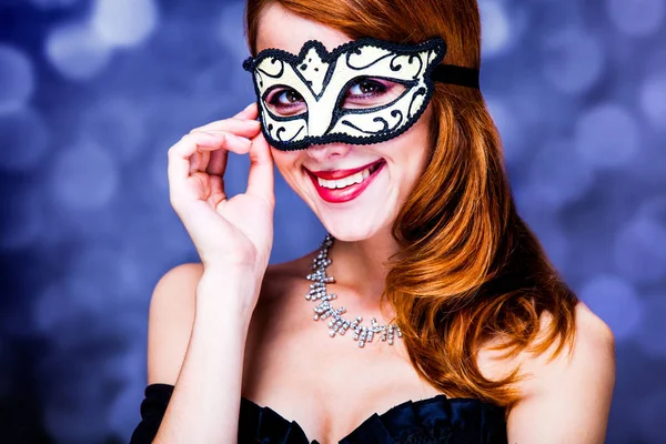 Tarzı Kızıl saçlı kız karanlık elbise ve maske — Stok fotoğraf