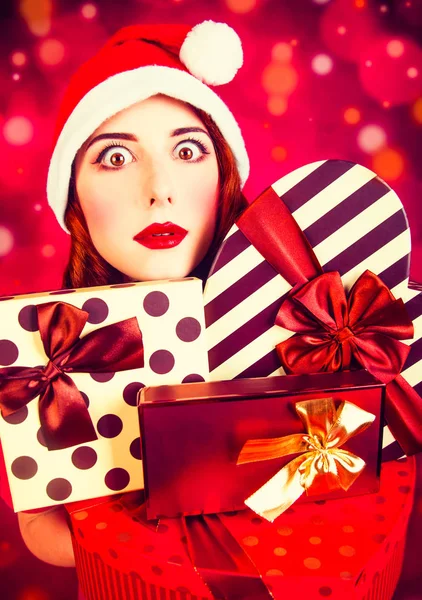 Femme en robe rouge avec boîte cadeau de Noël — Photo