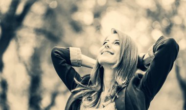 Kızıl saçlı kıza sonbahar aoutdoor