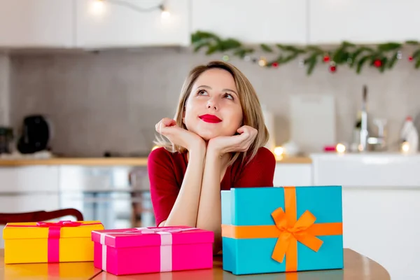 Karácsonyi ajándékok-konyha lány — Stock Fotó