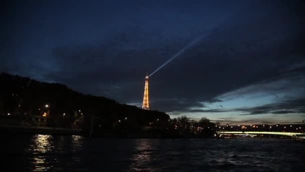 Zobrazit na sparkle Eiffelově věži v Paříži v noci — Stock video