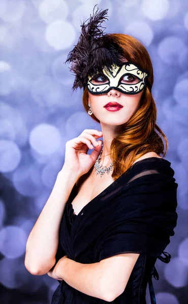 Style rousse fille en robe sombre et masque — Photo