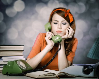 Sekreter daktilo ve arama telefon yakınındaki