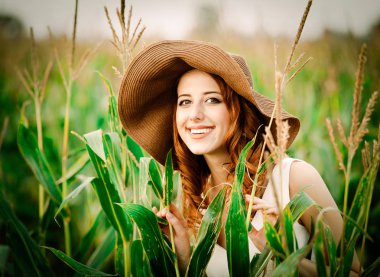 kız bir Mısır koçanı alanında duruyor