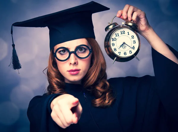 Rothaarige Studentin Mütze Und Kleid Mit Einem Klassischen Wecker Aus — Stockfoto