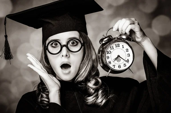 Öğrenci kız holding çalar saat — Stok fotoğraf