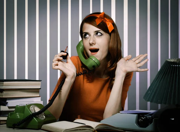 Sekreterare nära den skrivmaskin och telefonen — Stockfoto