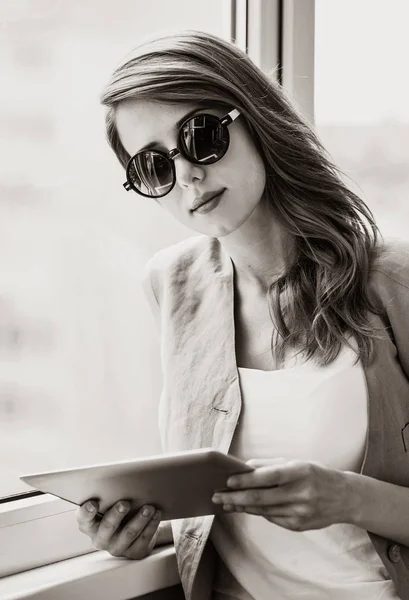 Menina grunge em óculos de sol e tablet — Fotografia de Stock