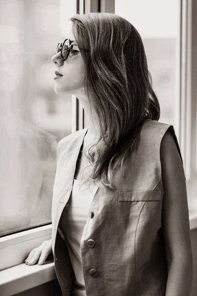 Grunge girl in sunglasses near window — Stock Photo, Image