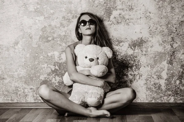 Oyuncak ayı ile duvarının yakınında üzgün grunge kız — Stok fotoğraf