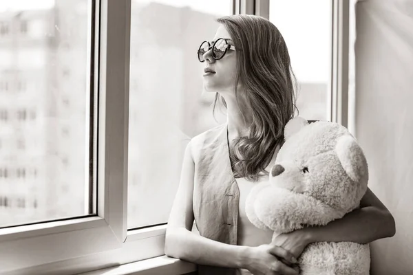 Trauriges Grunge Mädchen Fenster Mit Spielzeugbär Bild Schwarz Weiß Farbstil — Stockfoto