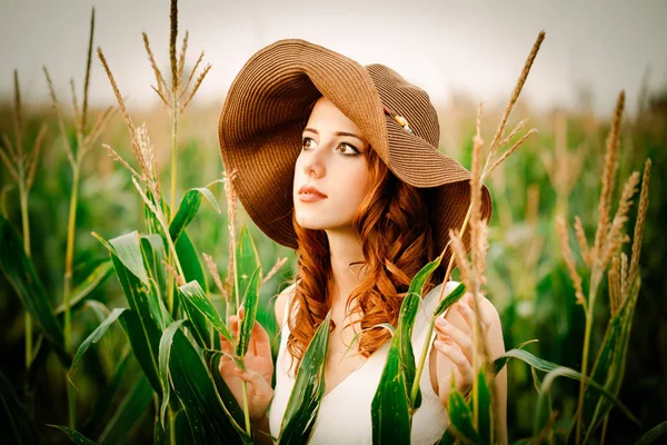 Estilo Menina Ruiva Chapéu Vestido Branco Está Campo Espigas Milho — Fotografia de Stock