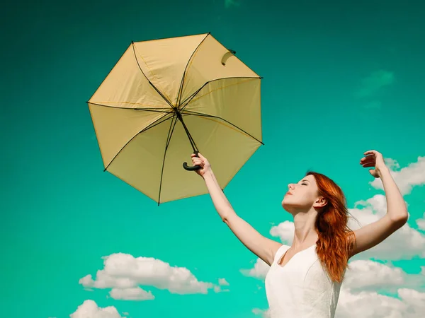 Holding şemsiyesi ve gülümseyen bir kızdır — Stok fotoğraf