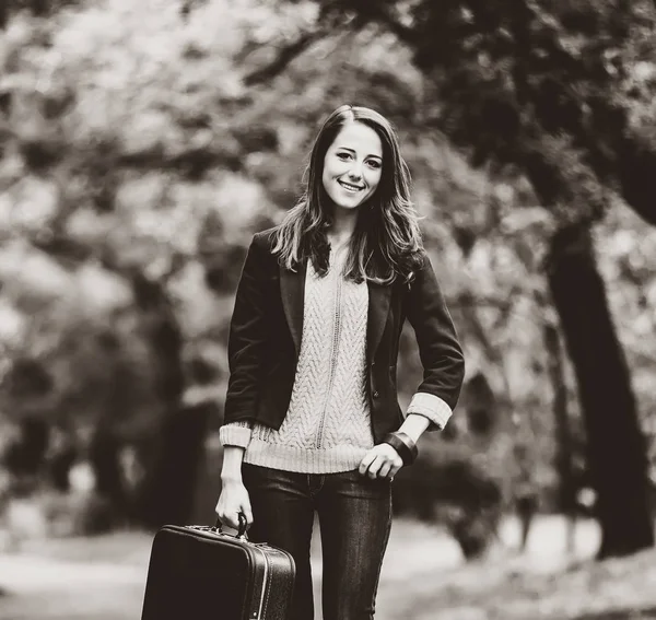 Стильная девушка с чемоданом в осенний сезон на свежем воздухе . — стоковое фото
