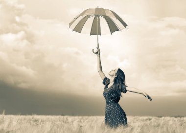 kız bir buğday alanı şemsiye ile duruyor