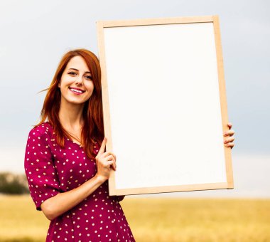 Sahada kız beyaz tahta onu tutan eller