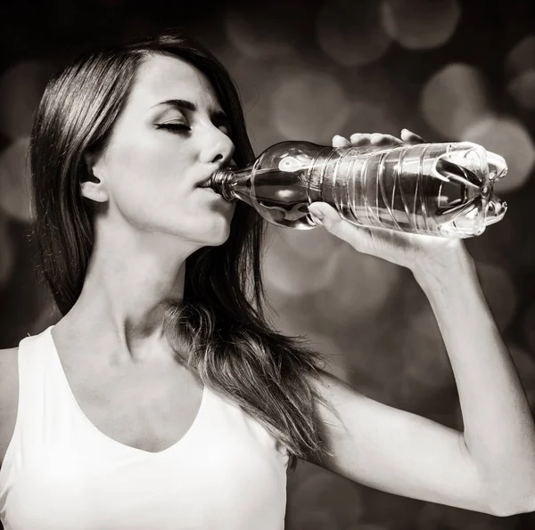 Woman drinking plastic bottle of a water — Stock Photo, Image
