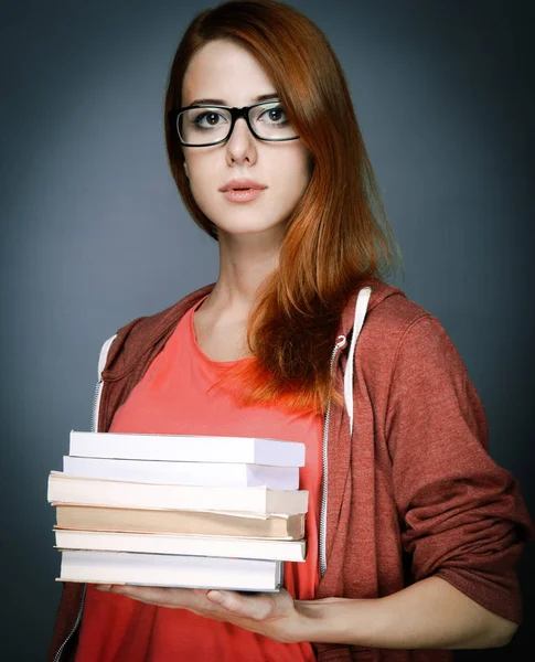 Ritratto di una giovane studentessa in occhiali — Foto Stock