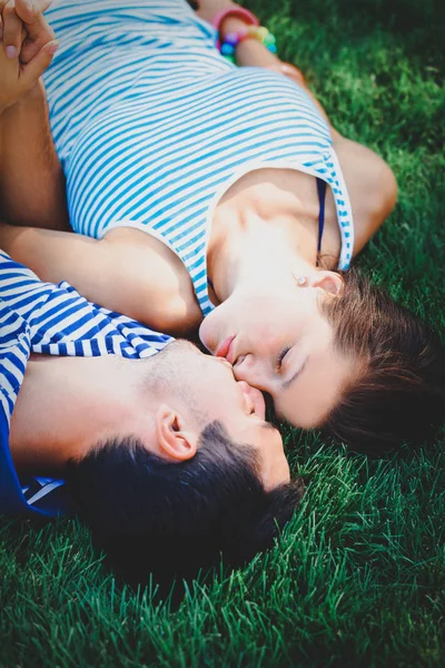 Giovane teen coppia baci all'aperto — Foto Stock