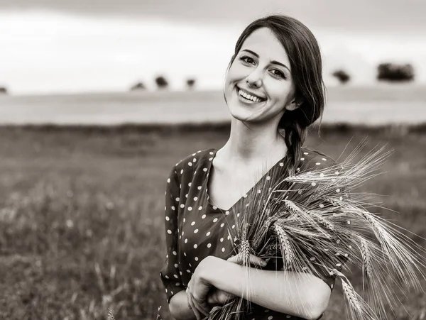 Bauernmädchen mit Weizenähren auf einem Feld — Stockfoto