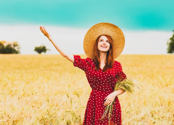 Çiftlik kızı buğday kulakları üzerinde bir alanı oluşturuldu — Stok fotoğraf