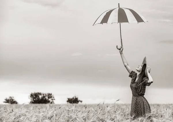 Rusovláska dívka s deštníkem v pšeničné pole — Stock fotografie