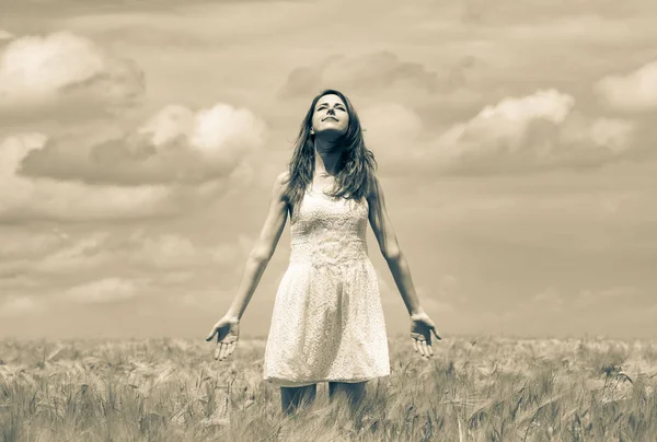 Kız kalın buğday alan ilkbaharda — Stok fotoğraf