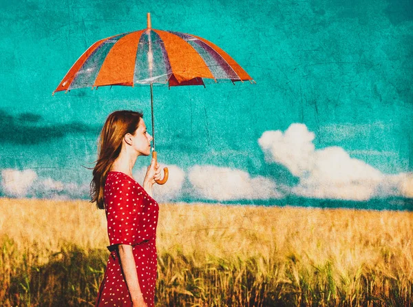 傘で赤いドレスのスタイルの赤毛の女の子は黄色の麦畑に滞在します ひび割れ フィルター画像 — ストック写真