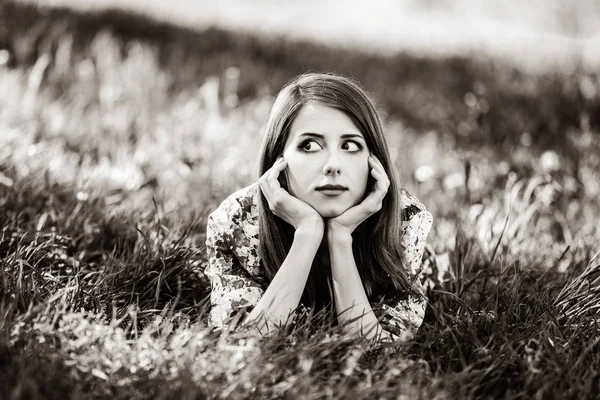 Bir parkta çim üzerinde yalan kız — Stok fotoğraf