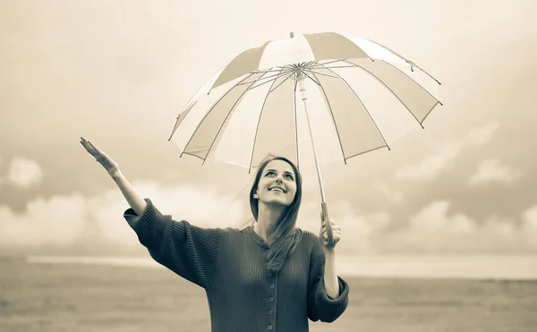 Dívka v svetru s deštníkem v pšeničné pole — Stock fotografie